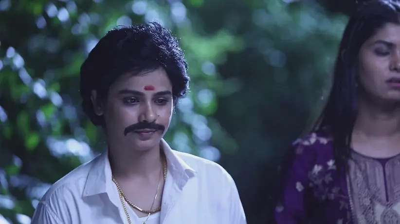 Padmavathi Mistakes Sethu to be a Thief - Mounam Pesiyadhe