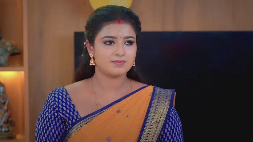 Janani Cuts Her Birthday Cake - Karthigai Deepam