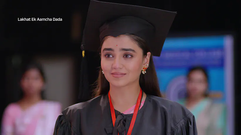 Tulja Is Praised at the Convocation Ceremony - Lakhat Ek Amcha Dada - Promo