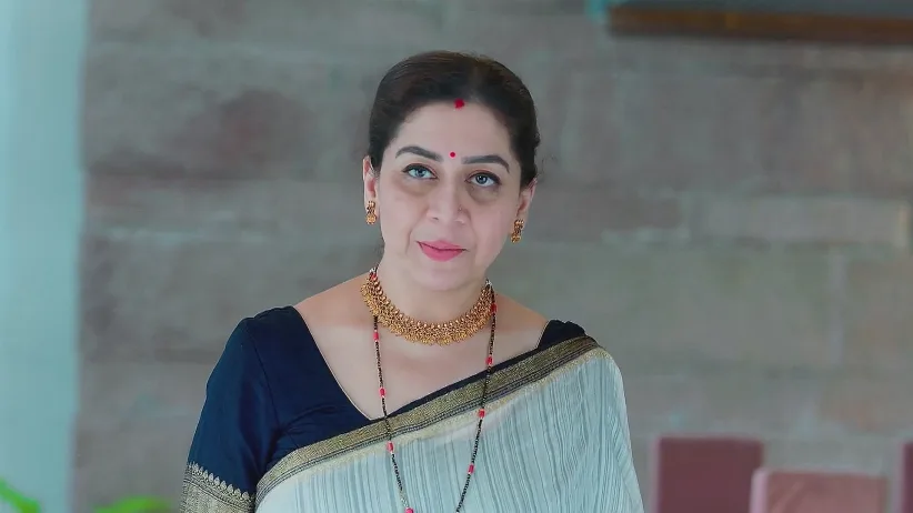 Radha Dresses up as Tulasi