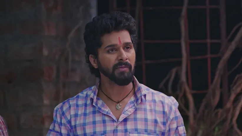 Daddy Hides upon Seeing Surya - Lakhat Ek Amcha Dada