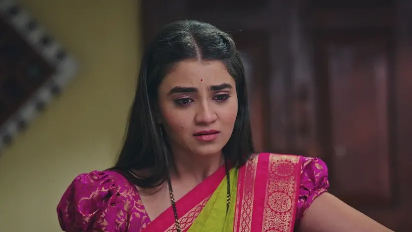 Tulja Tries to Console an Emotional Surya - Lakhat Ek Amcha Dada