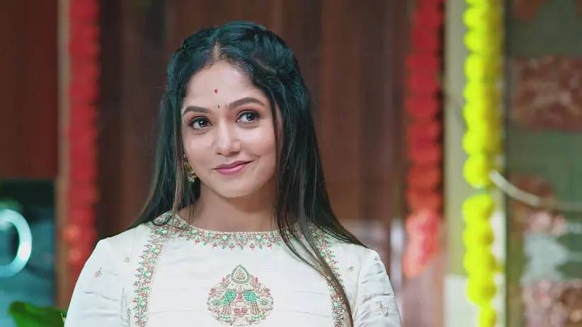 Nidhi Ties a 'Rakhi' to Nithya - Karna