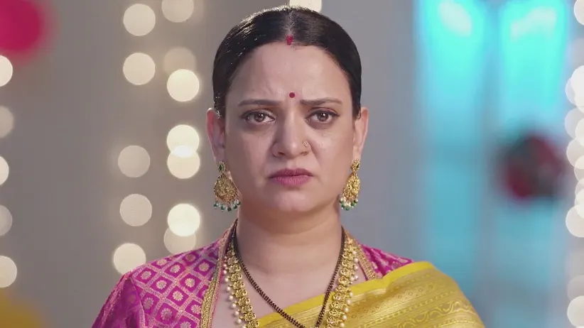 Meera Asks Veda to Read Out Her Essay - Tula Japnar Aahe