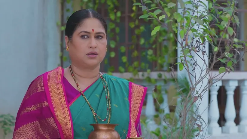 Aarti Vists the Gade Patils