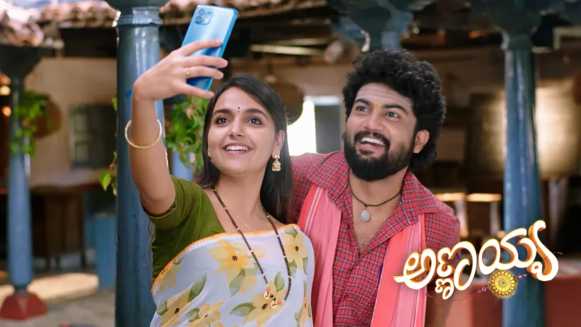Parvathi Gifts a Phone to Shivanna