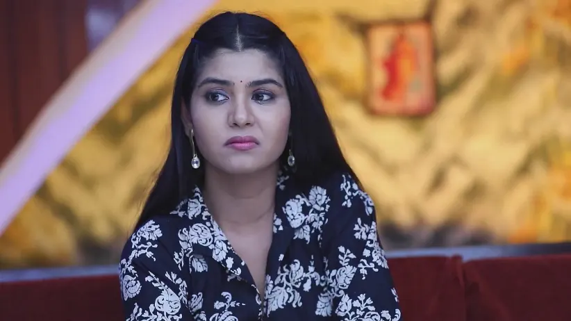 Thulasi Scolds Janani - Mounam Pesiyadhe
