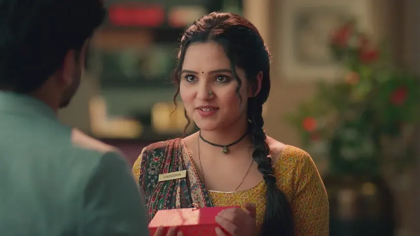 Devansh Gives a Gift to Vasudha - Vasudha