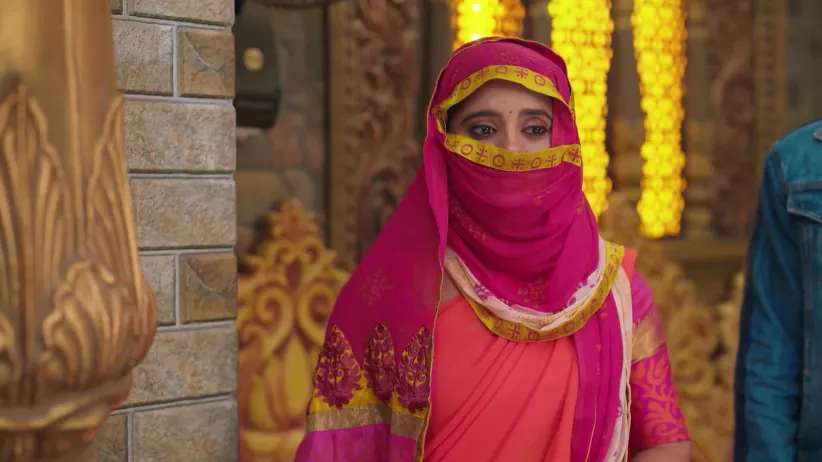 Gowri and Preetham Enter the Palace - Gowri