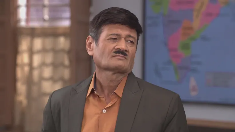 The Commissioner Hurts Manohar - Happu Ki Ultan Paltan