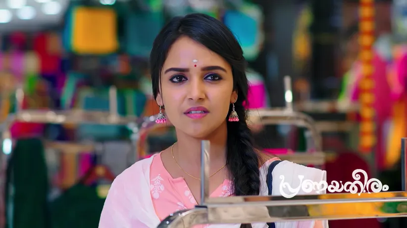 Geetha Picks Govind's Wedding Attire