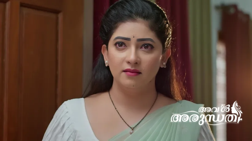 Leela Tries to Steal Arundhati's Necklace