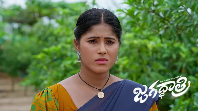 Jagadhatri Stops Sreevalli from Leaving the House