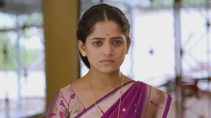 Paaru Comforts a Worried Aditya