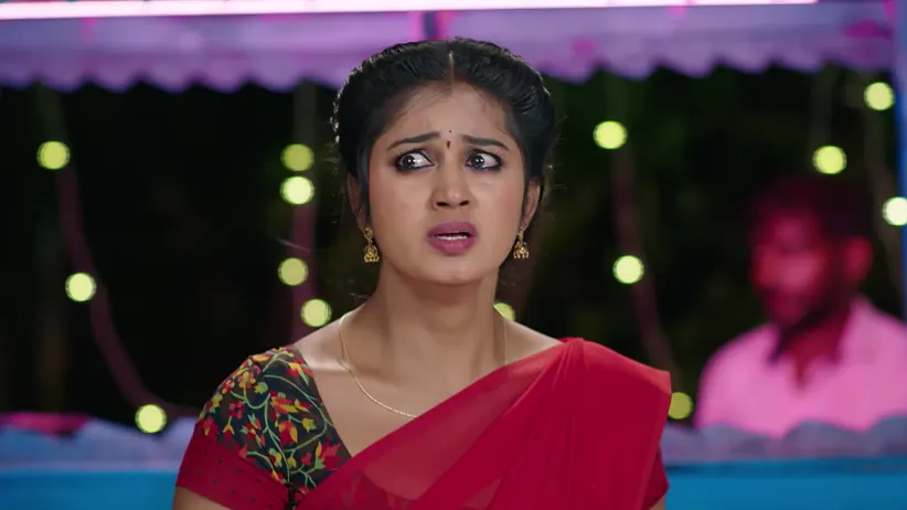 Saraswathi Enjoys Panipuri with Niranjan