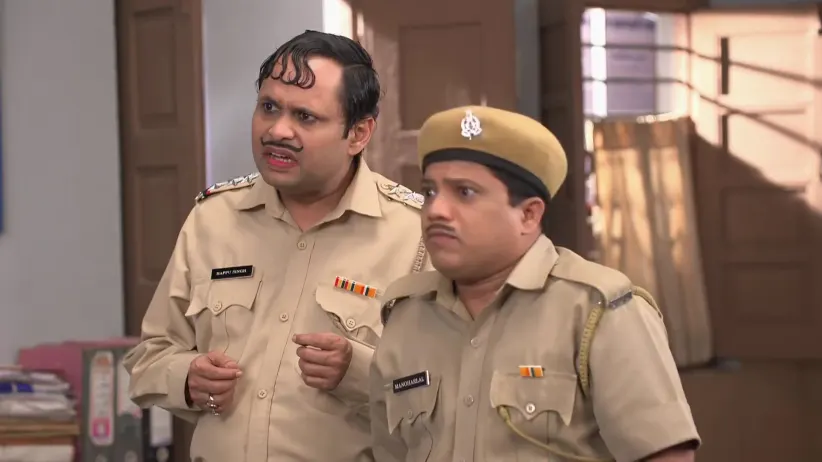 Tony Points a Gun at Happu - Happu Ki Ultan Paltan
