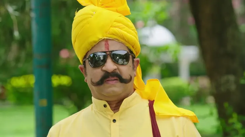 Nandini Scolds a Man for Badmouthing Veerendranath - Shravani Subramanya