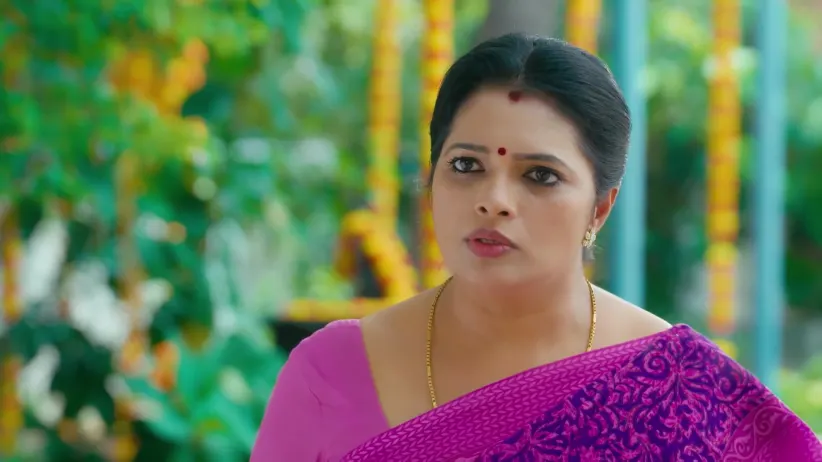 Indhu Helps Chithra - Chinnan Siru Kiliye