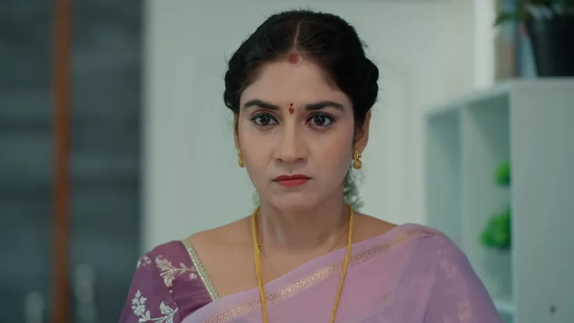 Vijayashanthi Confronts Krishnamraju’s Employee