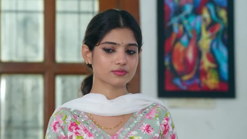 Chithra is Impressed by Indhu's Rangoli