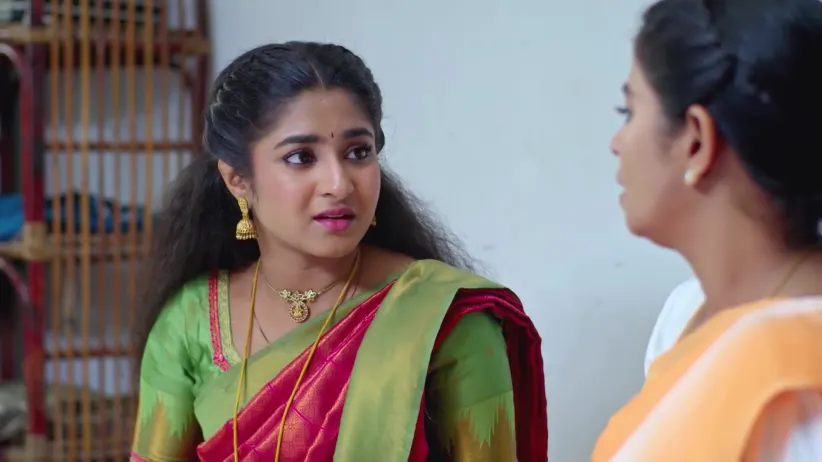 Jayanthi Gives Clothes to Indhu - Chinnan Siru Kiliye