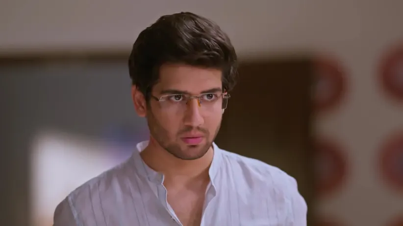 Atharva Gives Meera a Gift