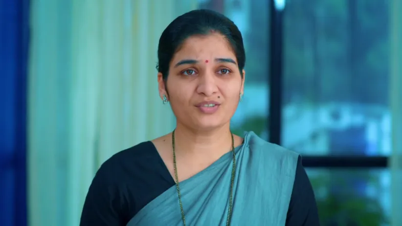 Isha Tells the House Helpers to Take the Day Off - Taarini