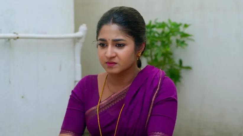 Karna's Act Pleases Bhuvana - Chinnan Siru Kiliye