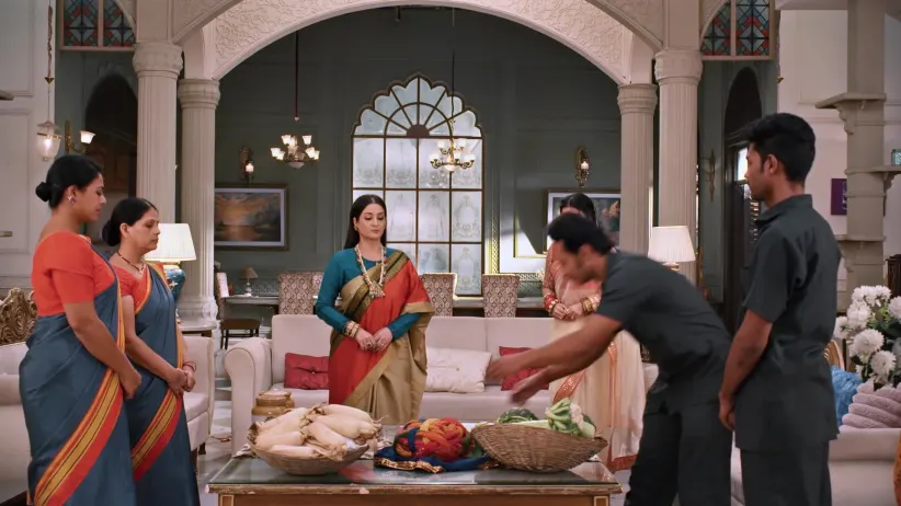 Tara Distributes Saru's Gifts Amongst the Servants - Saru