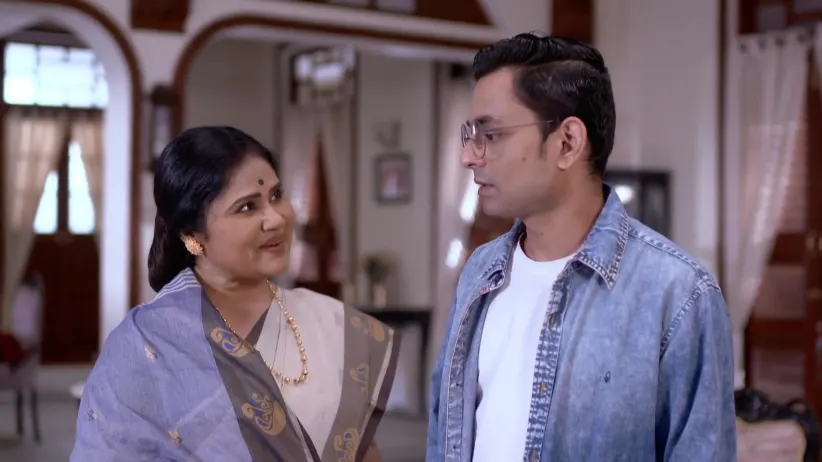 Probhaboti Arrives at the Ray House - Amader Dadamoni