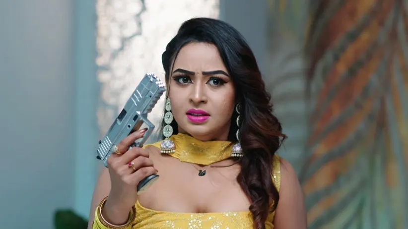 A Stranger Tries to Kill Bhashini