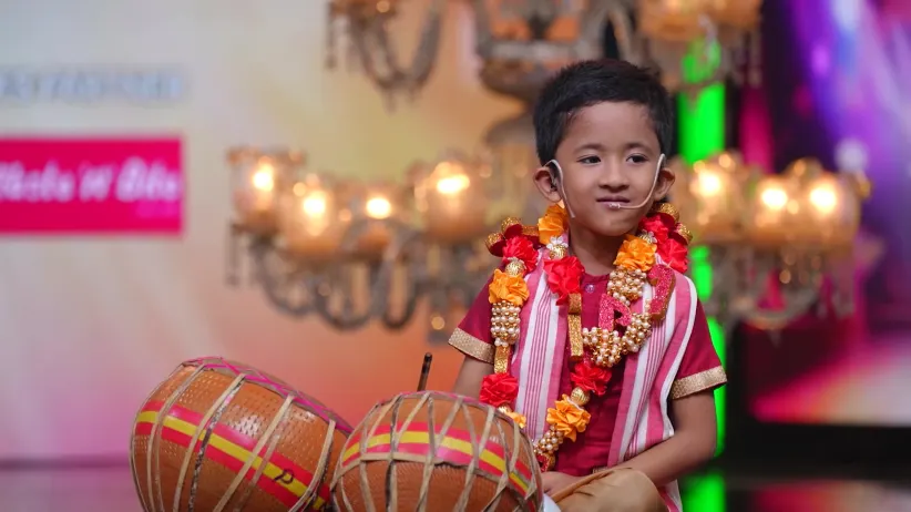 Satish Performs a Duet with Anik