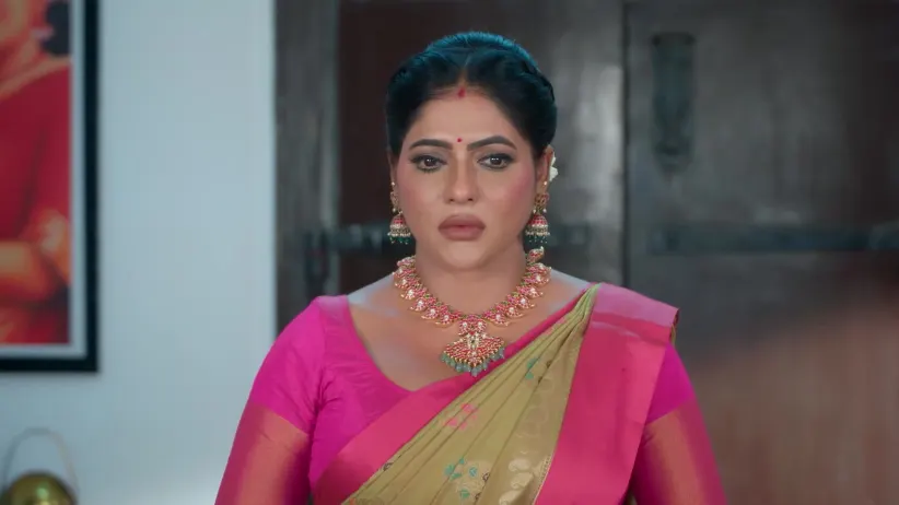 Chamundeshwari Learns about Parmeshwari's Attack - Karthigai Deepam