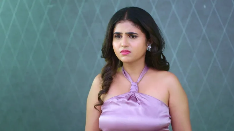 Roopa Tries to Get Chirag's Attention