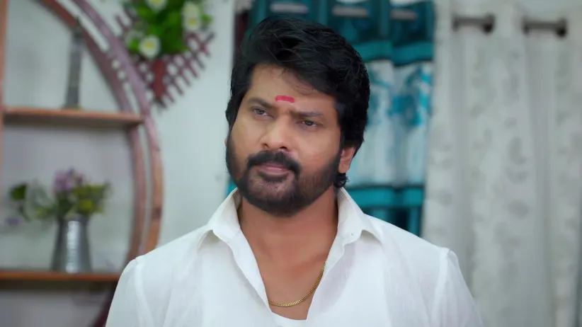 Shanmugham Oblivious of Kaliyamma's Plan - Karthigai Deepam