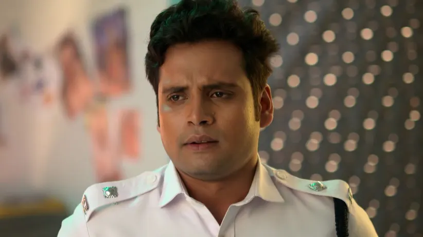 Adi Reaches Lalkuthi with the Cops - Anondi