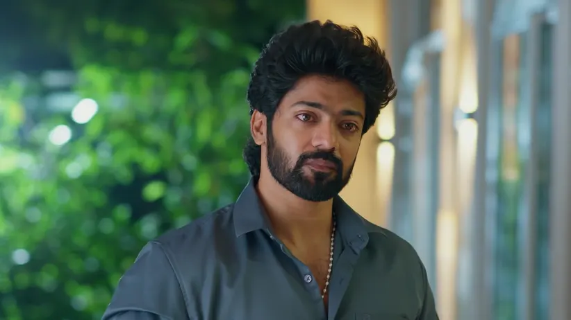 Keerthi Gets Harish to Sign the Divorce Papers