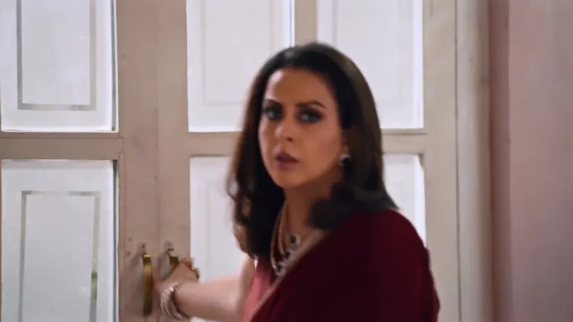 Kamini Mistreats Chandrakant - Saru