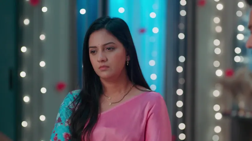 Swanandi Tries to Talk to Samar - Veen Doghatli Hi Tutena