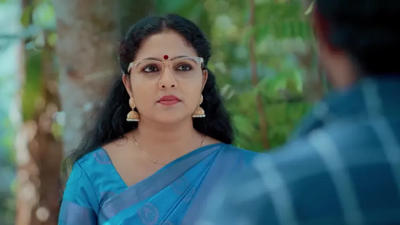 Padmavathy Has a Word with Raju - Akale