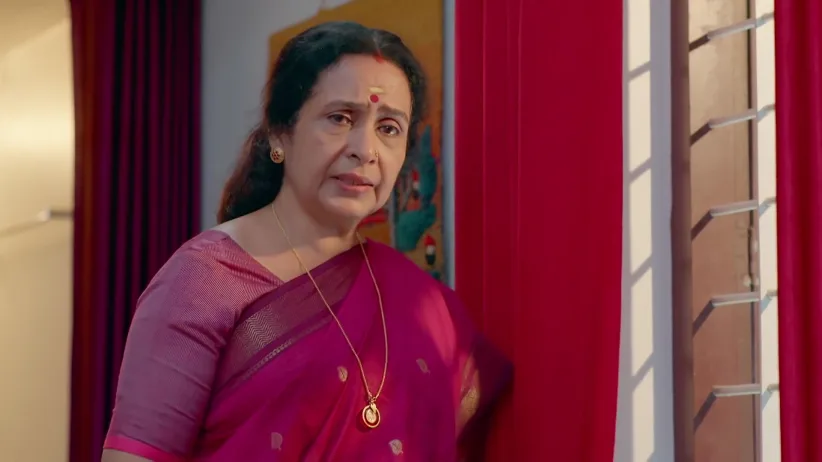 Chandrika Laments over Haritha's Harsh Words - Manathe Kottaram