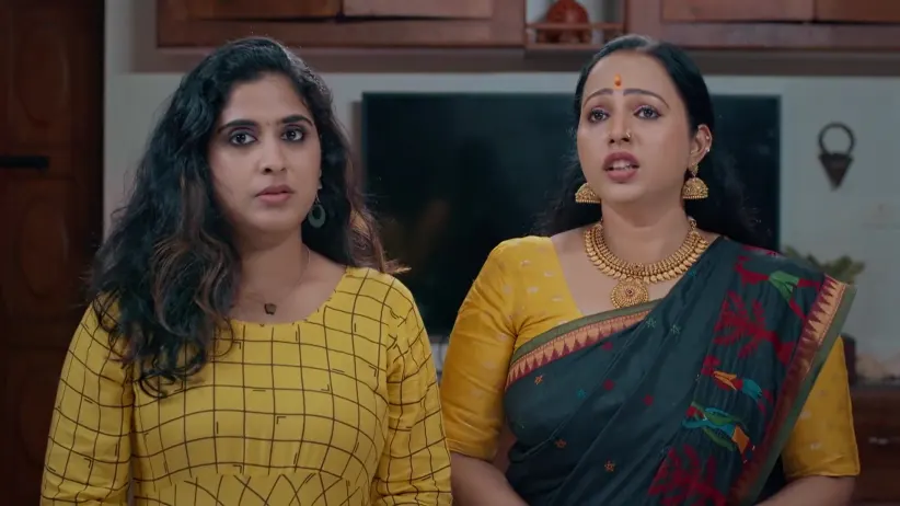 Urvashi Insists Padmini - Snehapoorvam Shyama