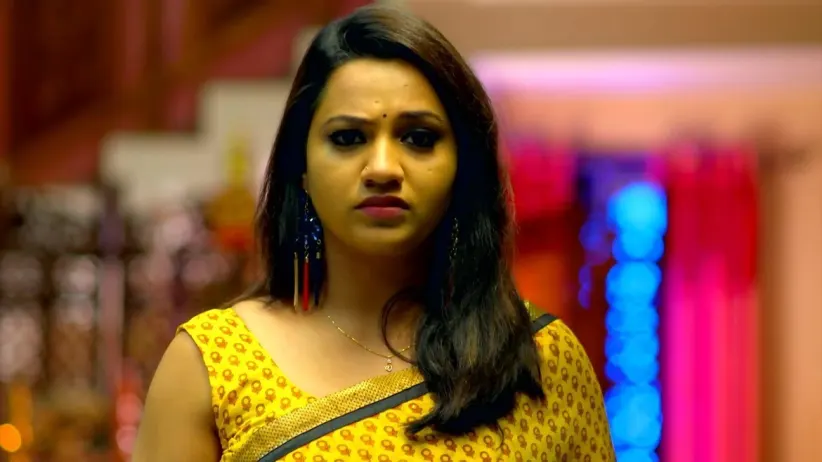Rekha Stops Ravi Varman