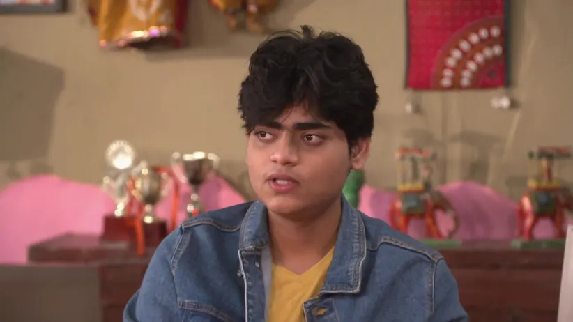 In episode 1689 of Happu Ki Ultan Paltan, Hrithik disguises his voice and calls Amma to blackmail her. Malaika discovers Hrithik, Ranbir and Chamchi's plot. Enjoy the full episode only on ZEE5.