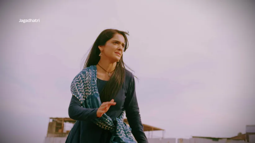 Rekha Is Robbed of Money by the Goons - Jagadhatri - Promo