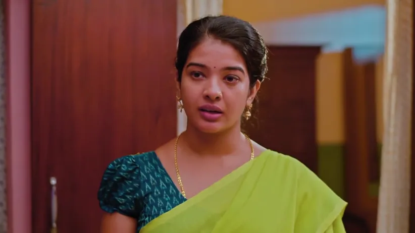 Vandana Gives Her Room to Meenakshi