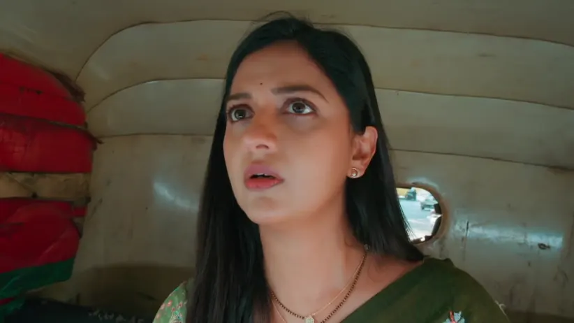 Samar and Swanandi Get Stuck in Traffic - Veen Doghatli Hi Tutena