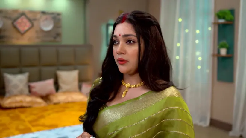 Apu Sees Rajnandini - Chirodini Tumi Je Amar