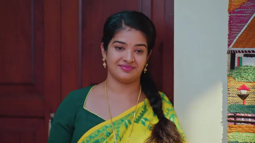 Meenakshi Tends to Achamma - Manathe Kottaram