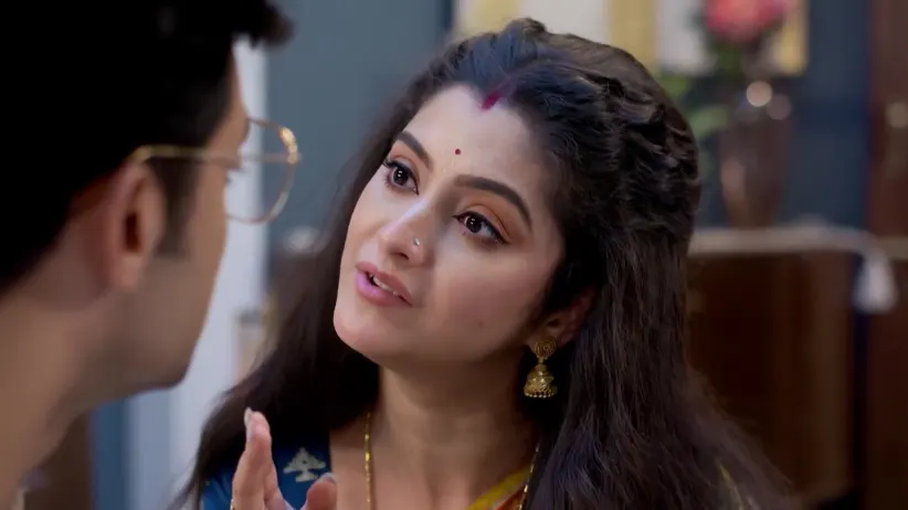 Shyamoli Helps Aniket - Mana Rahigala Tumarithare